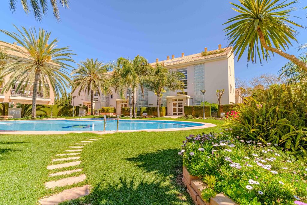 Bazén v ubytování Golden Gardens Saudade Apartment Javea Arenal by Rock Rentals nebo v jeho okolí
