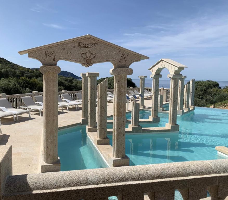 皮亞納的住宿－Résidence & SPA Marina d'Arone，一个带桌椅的度假村游泳池