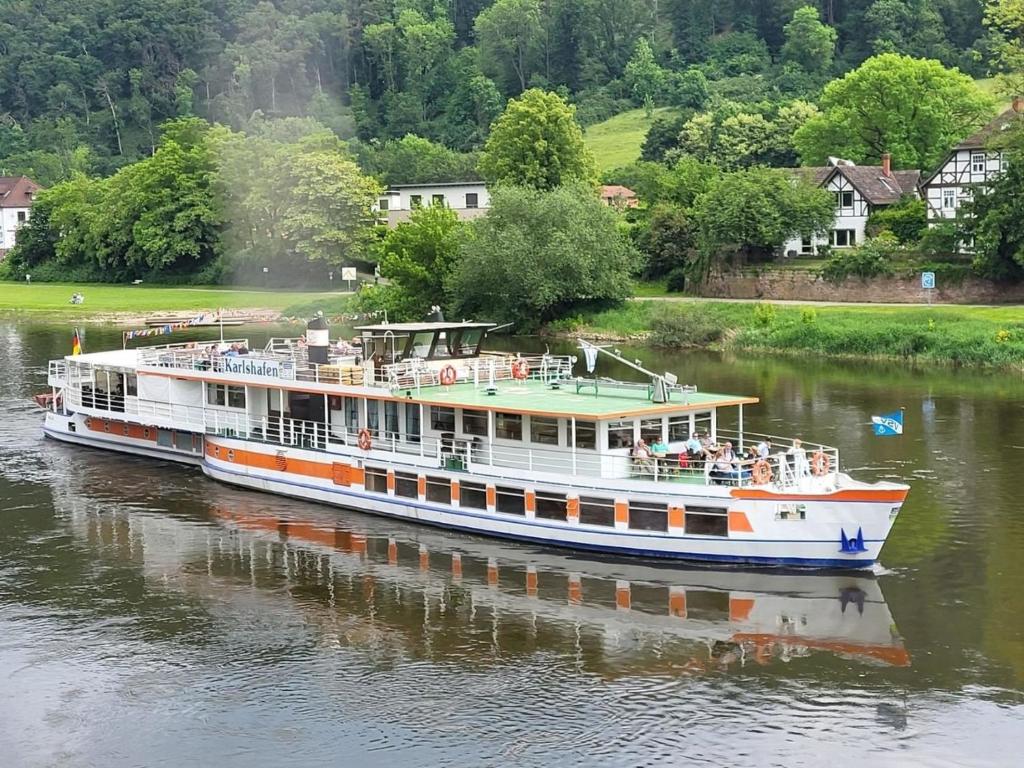 um ferry boat num rio numa aldeia em Fewo Sumbrink Bodenwerder em Bodenwerder