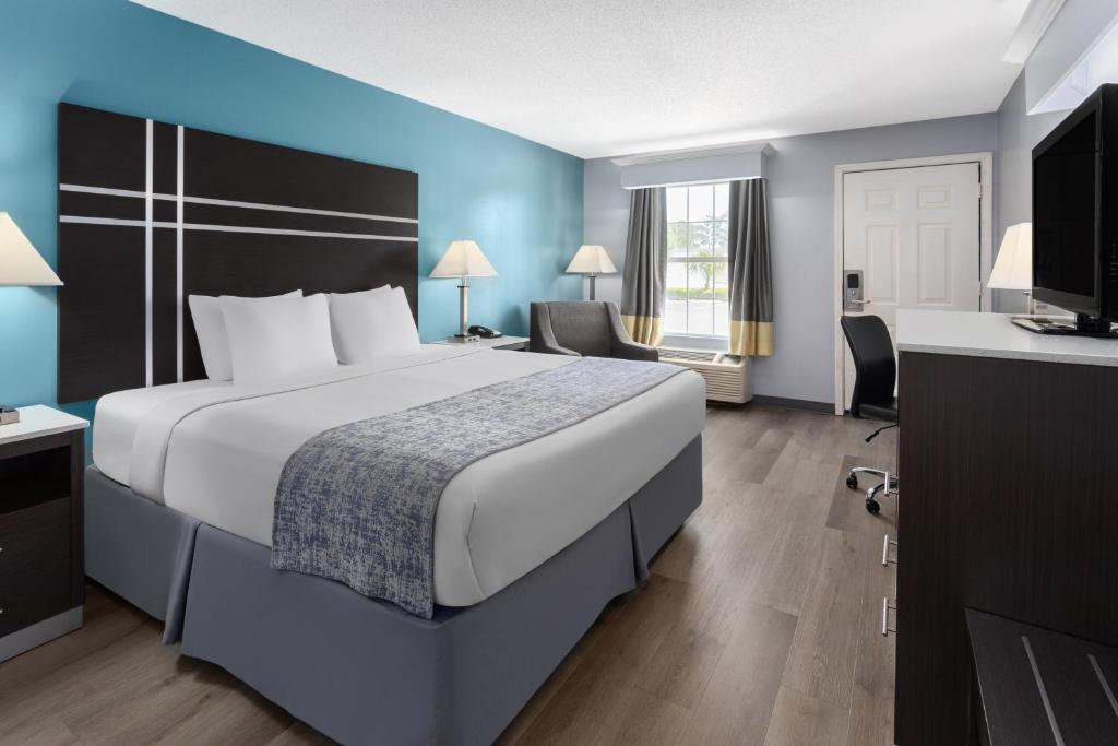 Baymont by Wyndham Brunswick GA photo