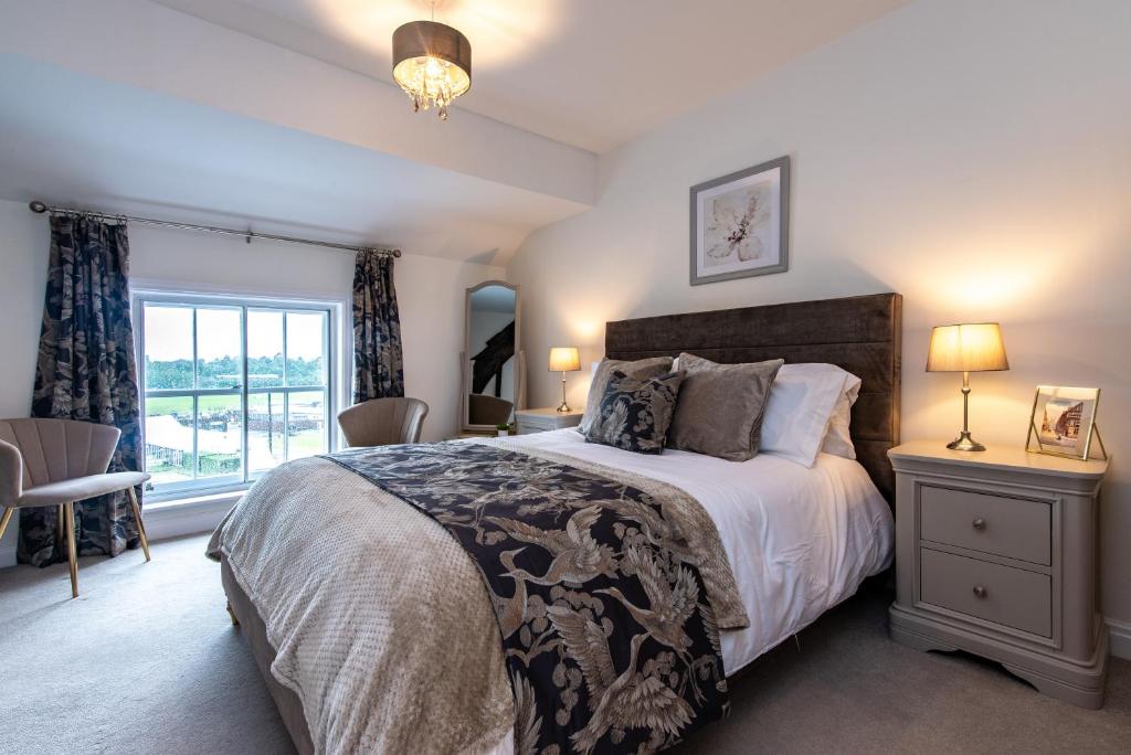 Ένα ή περισσότερα κρεβάτια σε δωμάτιο στο Blackfriars House, overlooking Chester Racecourse
