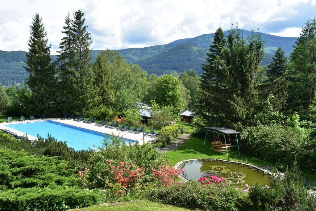Bazén v ubytování Beltine Forest Hotel nebo v jeho okolí