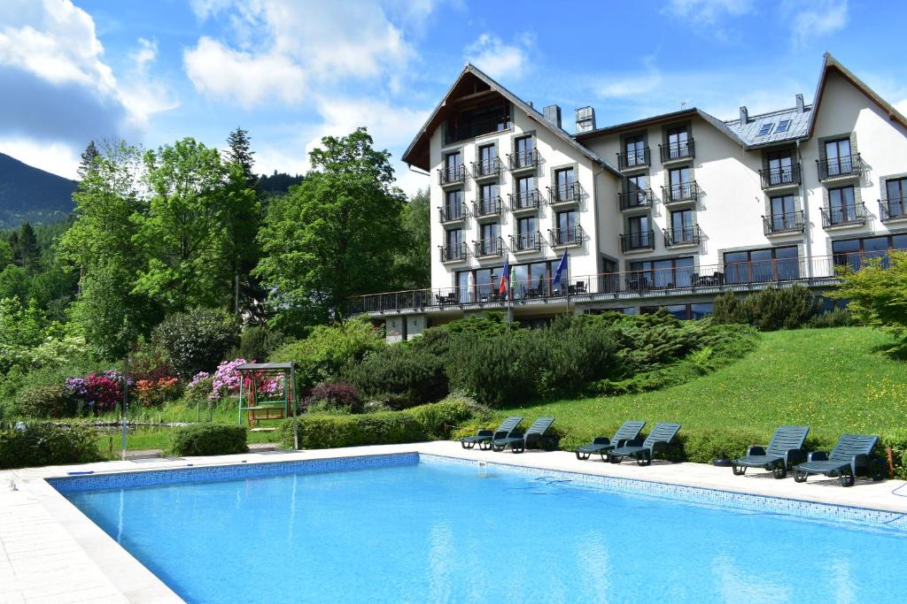 Bazén v ubytování Beltine Forest Hotel nebo v jeho okolí