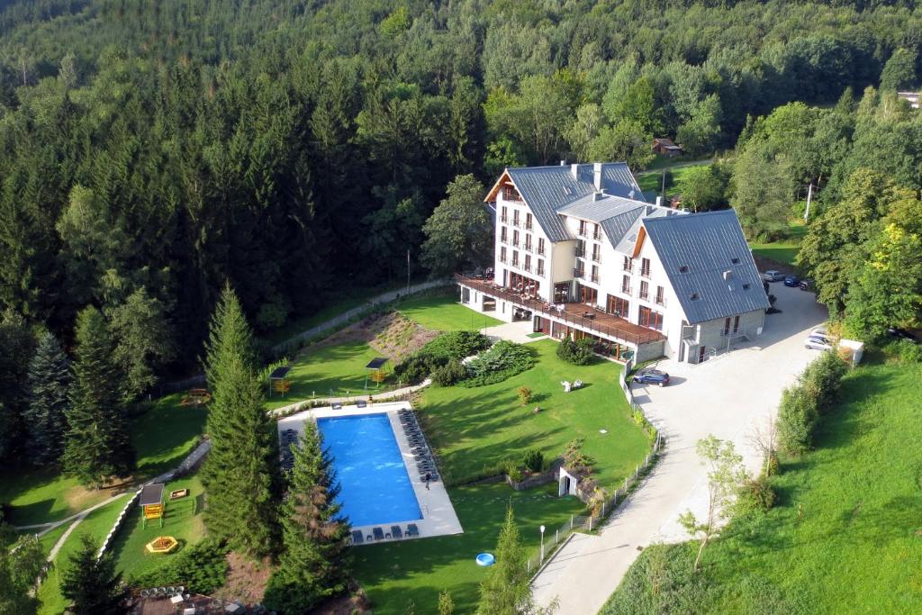 Bazén v ubytování Beltine Forest Hotel nebo v jeho okolí