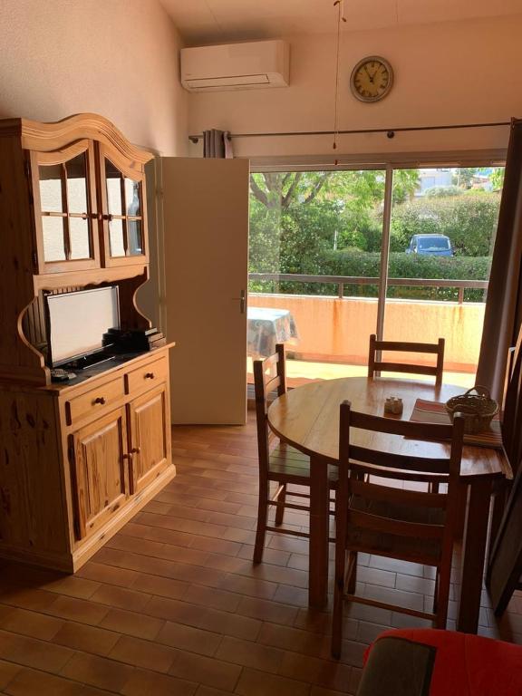 une cuisine et une salle à manger avec une table et un réfrigérateur dans l'établissement Beautiful apartment - Swimming pool - 4 people, à Cagnes-sur-Mer