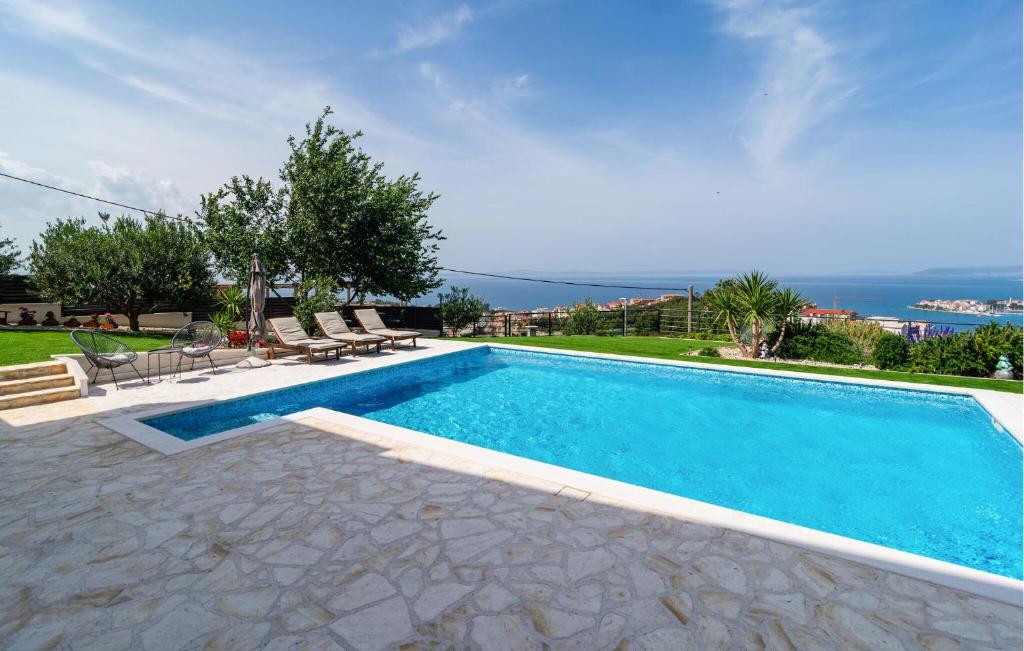 Bazén v ubytovaní Six-Bedroom Holiday Home In Podstrana alebo v jeho blízkosti