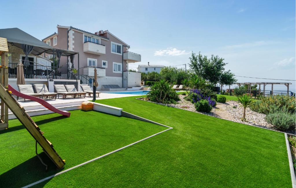 Bazén v ubytovaní Six-Bedroom Holiday Home In Podstrana alebo v jeho blízkosti