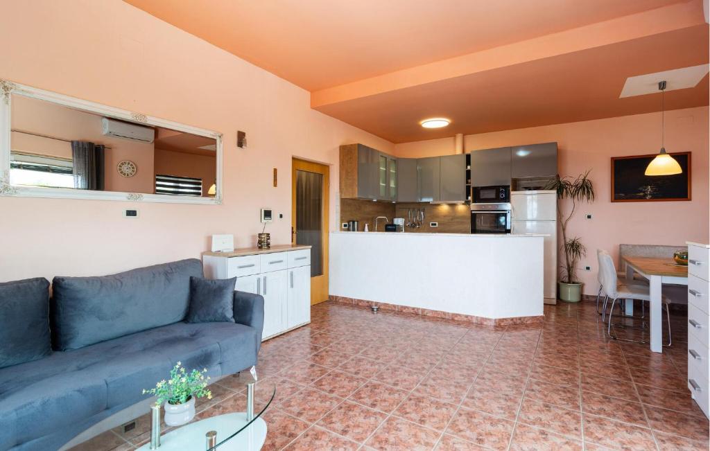 Kuchyňa alebo kuchynka v ubytovaní Six-Bedroom Holiday Home In Podstrana