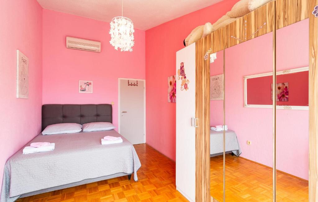 Posteľ alebo postele v izbe v ubytovaní Six-Bedroom Holiday Home In Podstrana