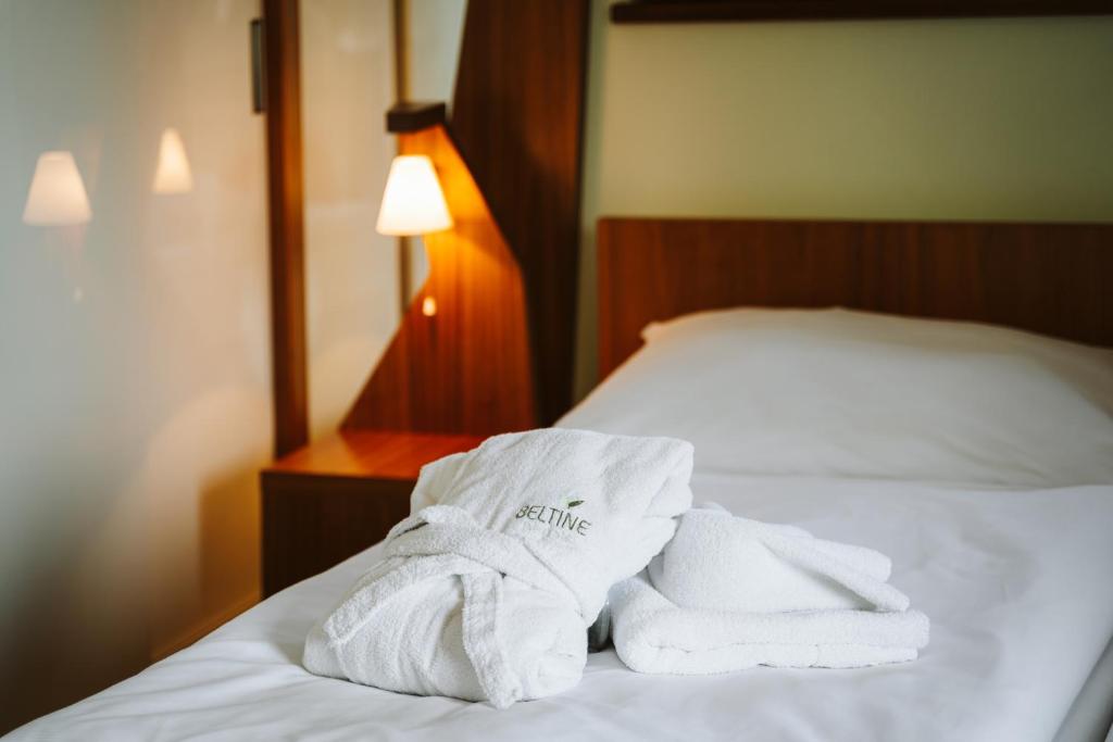 Postel nebo postele na pokoji v ubytování Beltine Forest Hotel