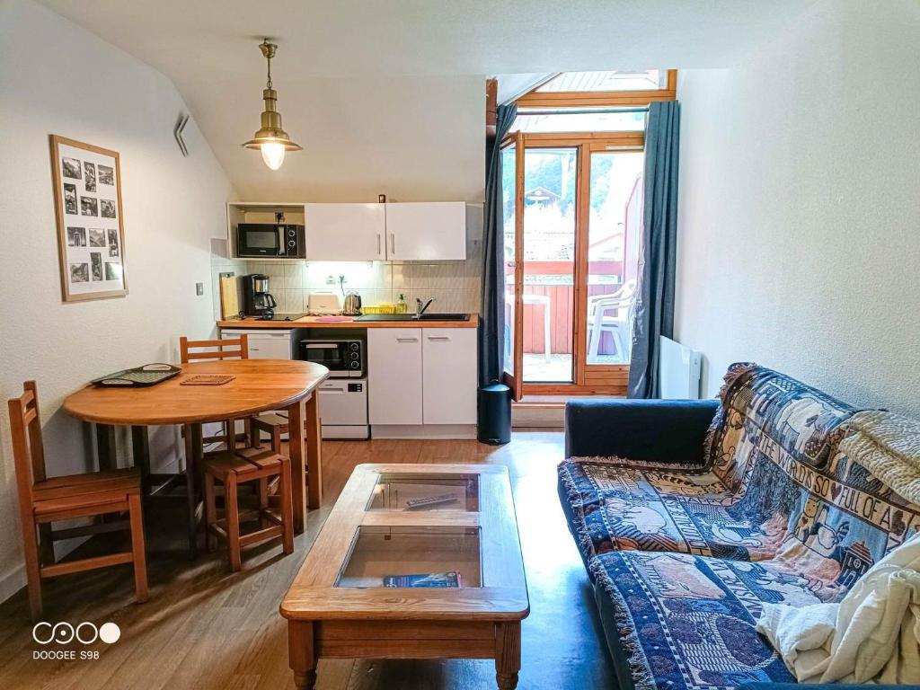 ein Wohnzimmer mit einem Sofa und einem Tisch in der Unterkunft Studio Brides-les-Bains, 1 pièce, 4 personnes - FR-1-512-266 in Brides-les-Bains