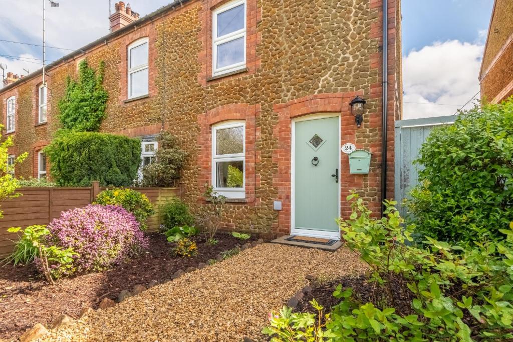 Aed väljaspool majutusasutust Kingsley Cottage