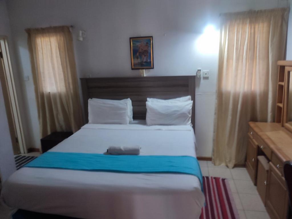 un dormitorio con una cama grande en una habitación en Ditshane Lodge, en Gaborone