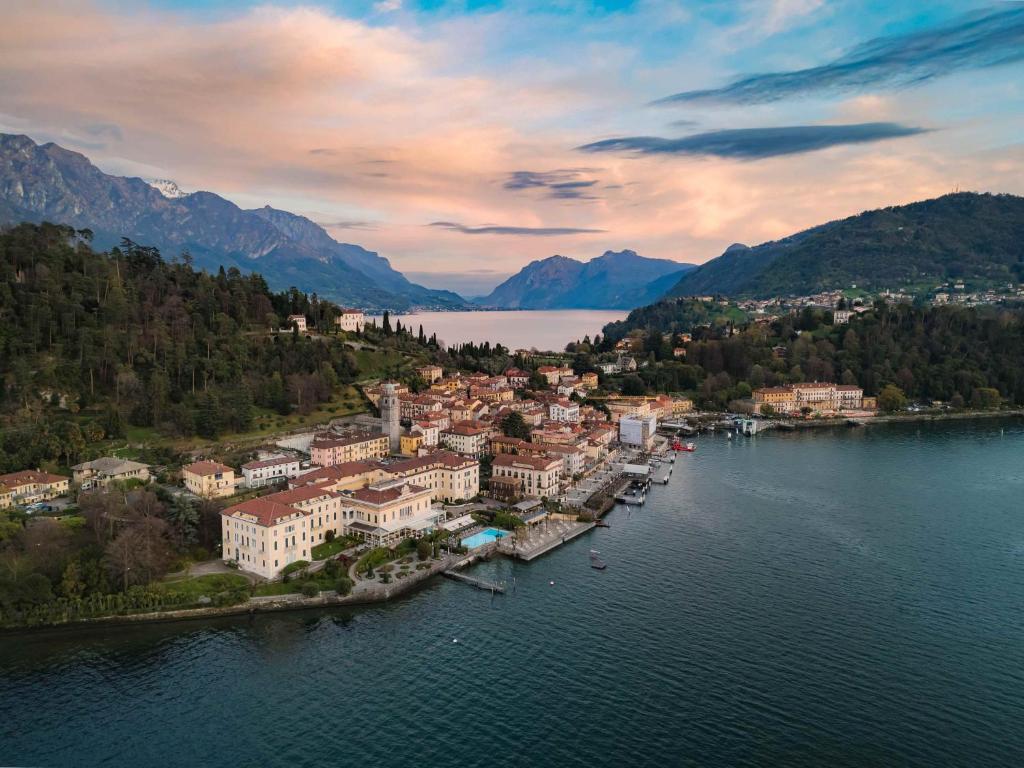 una vista aerea di una città su un lago di Grand Hotel Villa Serbelloni - A Legendary Hotel a Bellagio