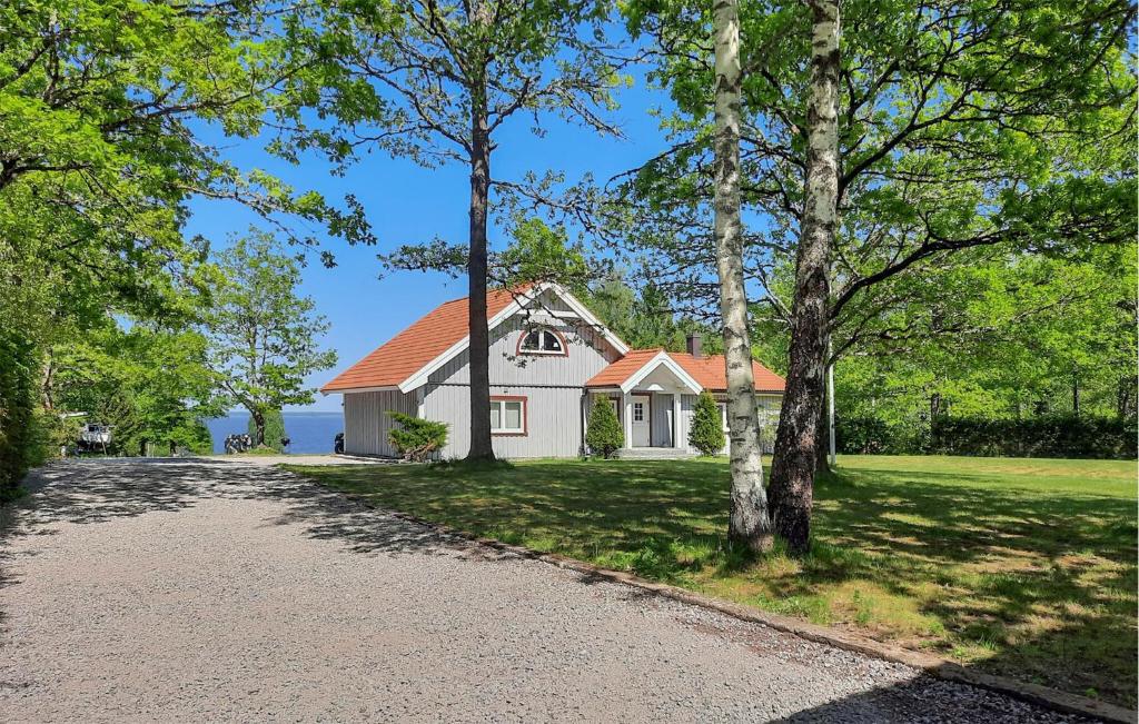 una entrada que conduce a una casa blanca en Gorgeous Home In Stora Mellsa With Kitchen, en Stora Mellösa