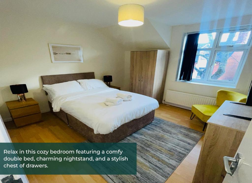 1 dormitorio con 1 cama con sábanas blancas y ventana en Baravaggio By Kasar Stays en Leicester