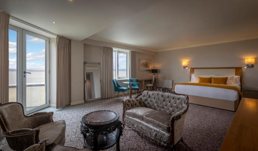 Postel nebo postele na pokoji v ubytování Salthill Hotel