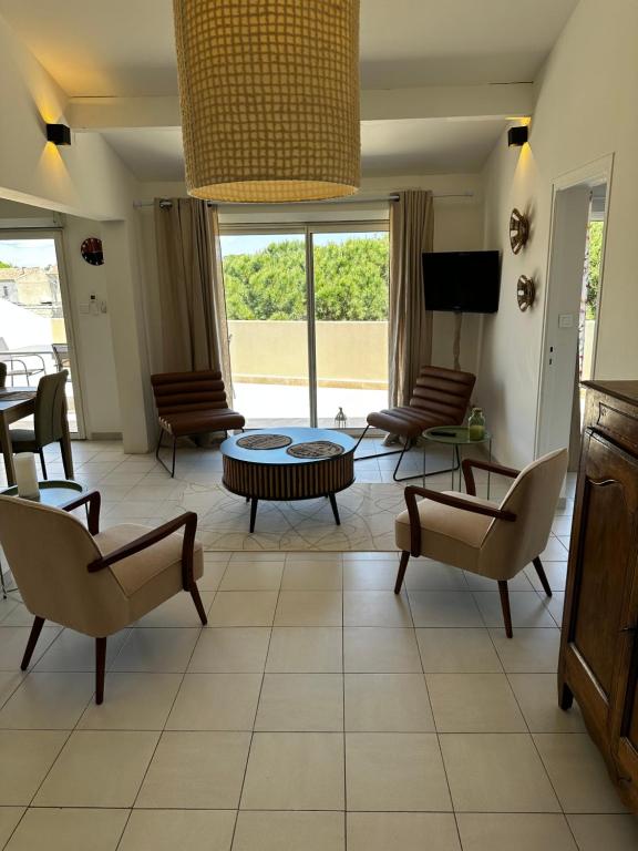 un salon avec des chaises et une table dans l'établissement Le batelier, à Aigues-Mortes