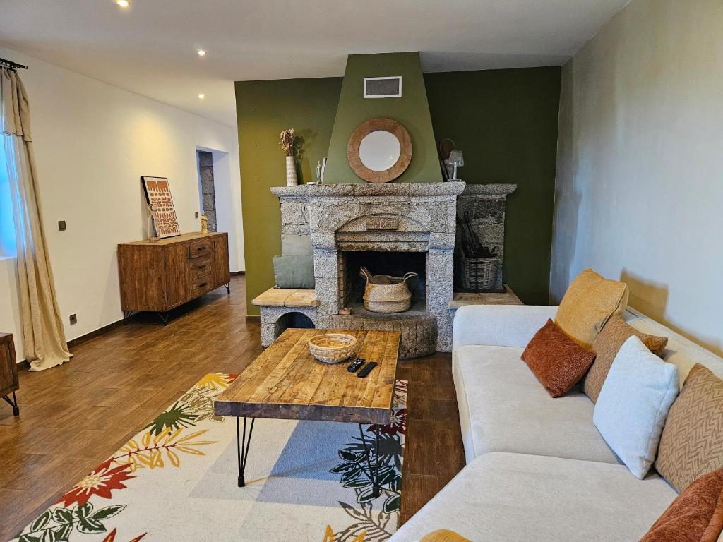 un salon avec un canapé et une cheminée dans l'établissement Maison en pierres, à Porto-Vecchio