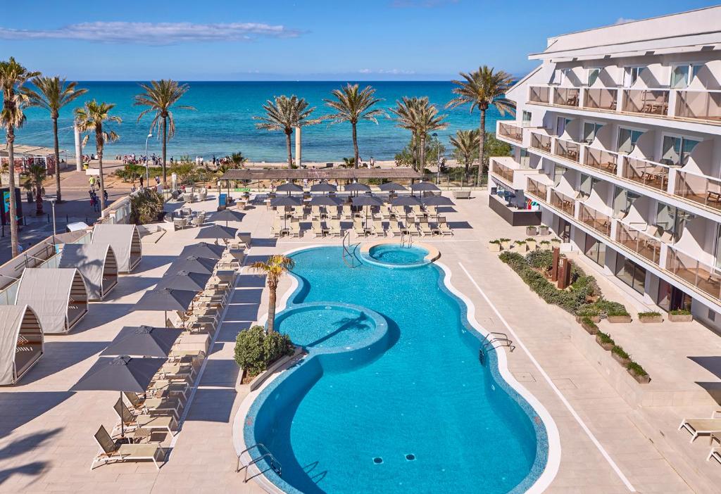 帕爾馬海灘的住宿－Universal Hotel Neptuno - Adults Only，享有度假胜地的空中景致,设有游泳池和海洋