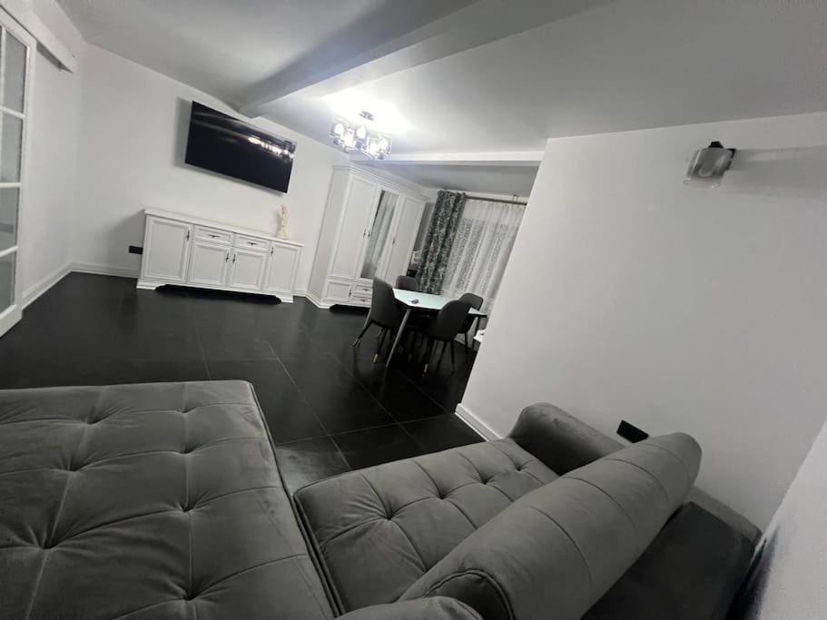 Μια τηλεόραση ή/και κέντρο ψυχαγωγίας στο Apartament cu gradina central