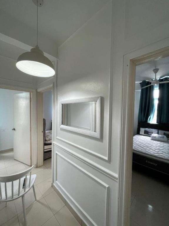 Postel nebo postele na pokoji v ubytování DRIFF Homestay 3bedroom with aircond 50m to Night Market Wakaf Che Yeh