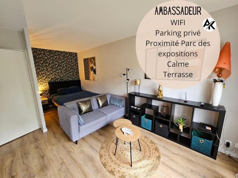 un salon avec un canapé et une table dans l'établissement L'ambassadeur - Parking - Calme - 5 min centre Pau, à Billère
