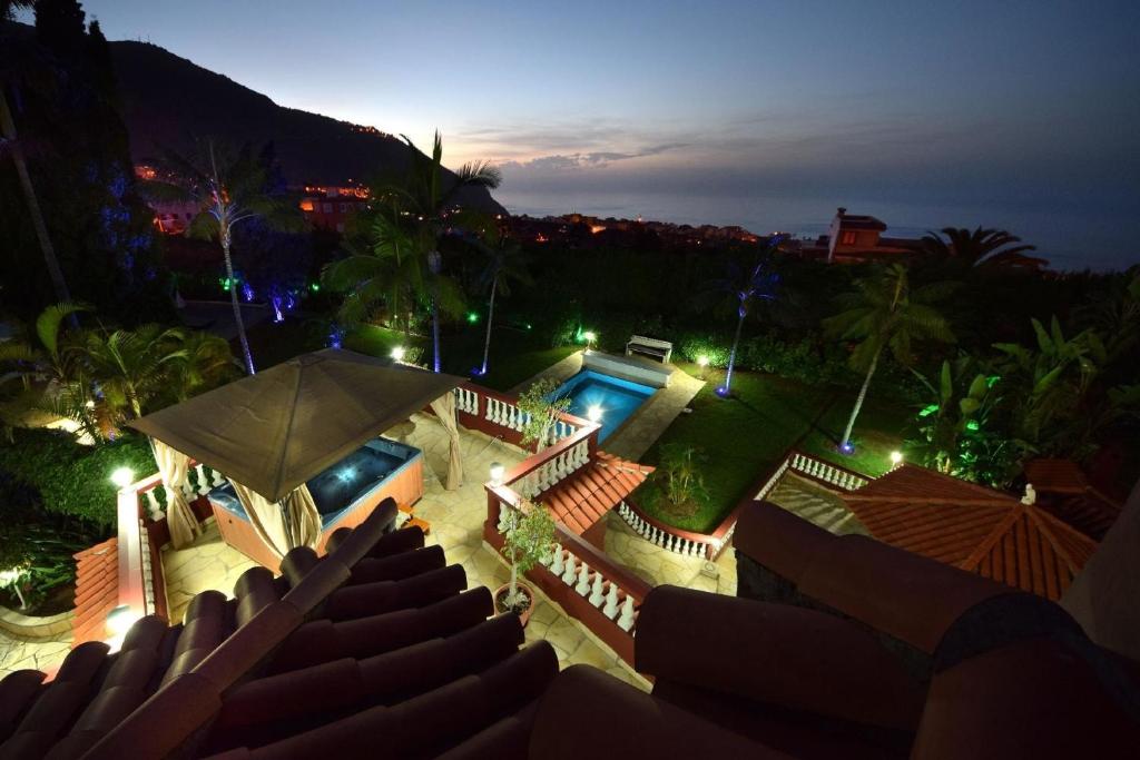 eine Luftansicht eines Hauses mit Pool in der Nacht in der Unterkunft San Benito - spektakuläres Haus mit Privatpool für bis zu 13 Gäste in Los Realejos