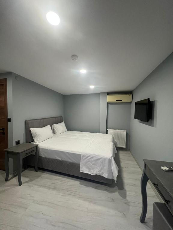 sypialnia z łóżkiem i telewizorem w obiekcie Seaway Hotel İstanbul w Stambule