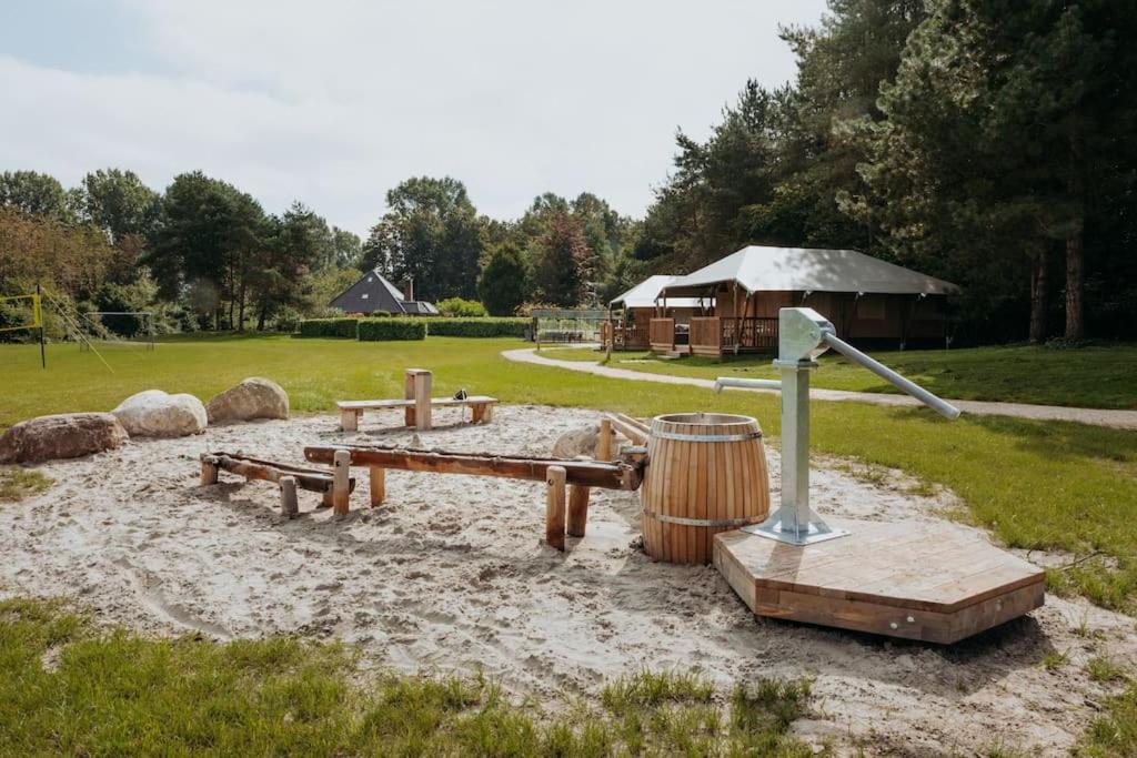 Zahrada ubytování Rode Tiny House met zwembad