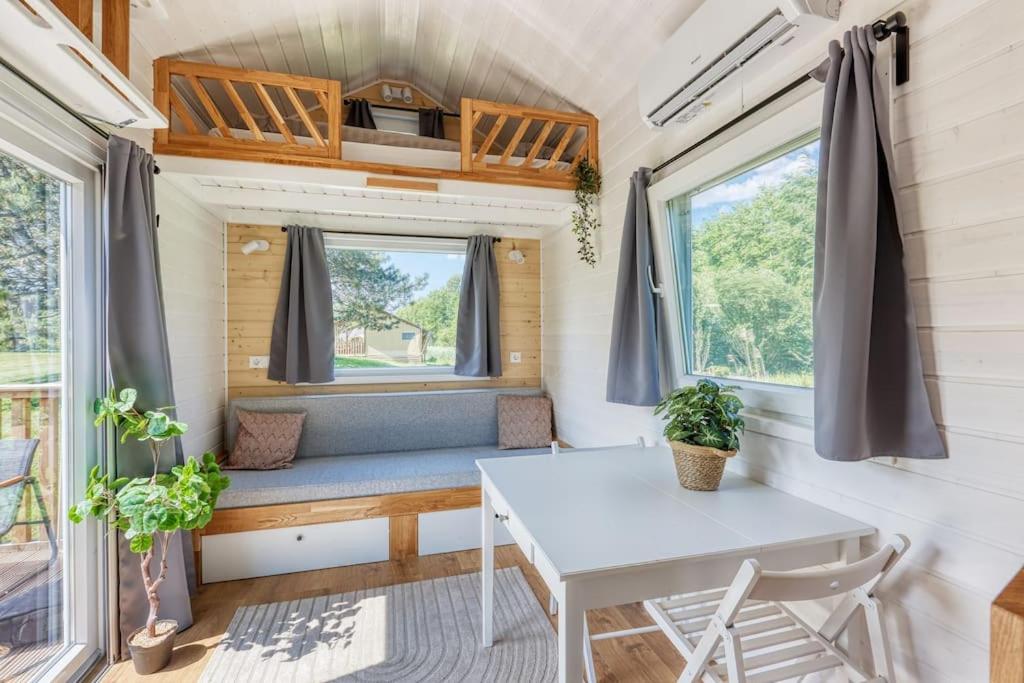 Posezení v ubytování Rode Tiny House met zwembad