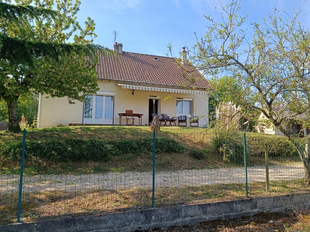 une maison avec une clôture devant dans l'établissement Pleine nature, 10 min zoo Beauval Mareuil sur cher, à Mareuil-sur-Cher