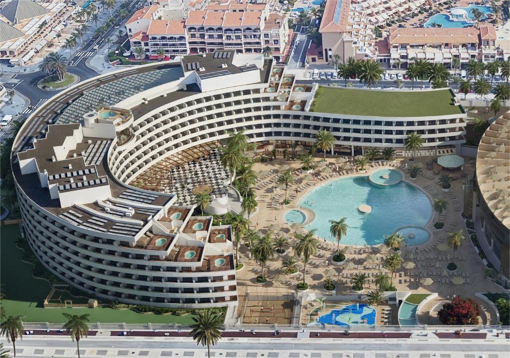 una vista aérea de un complejo con piscina en Mediterranean Palace en Playa de las Américas