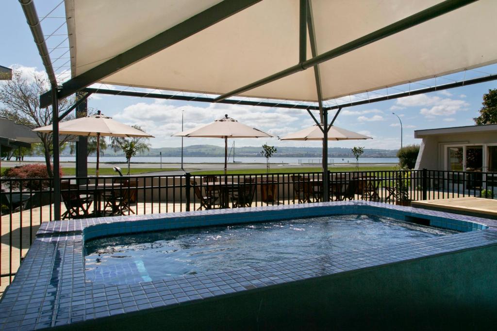 Bazén v ubytování Anchorage Resort Taupo NZ nebo v jeho okolí