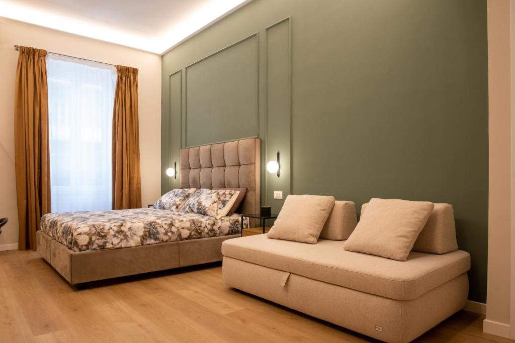 une chambre avec un lit et un canapé dans l'établissement SUITE 33, à Naples
