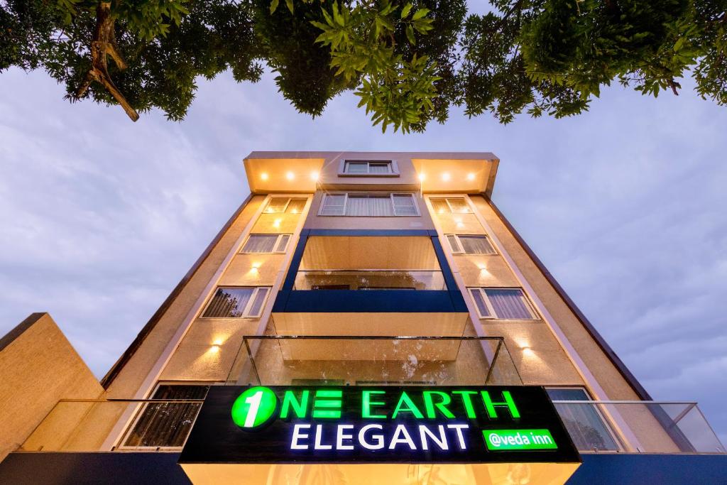 una señal de un elemento terrestre frente a un edificio en One Earth Elegant en Rishīkesh