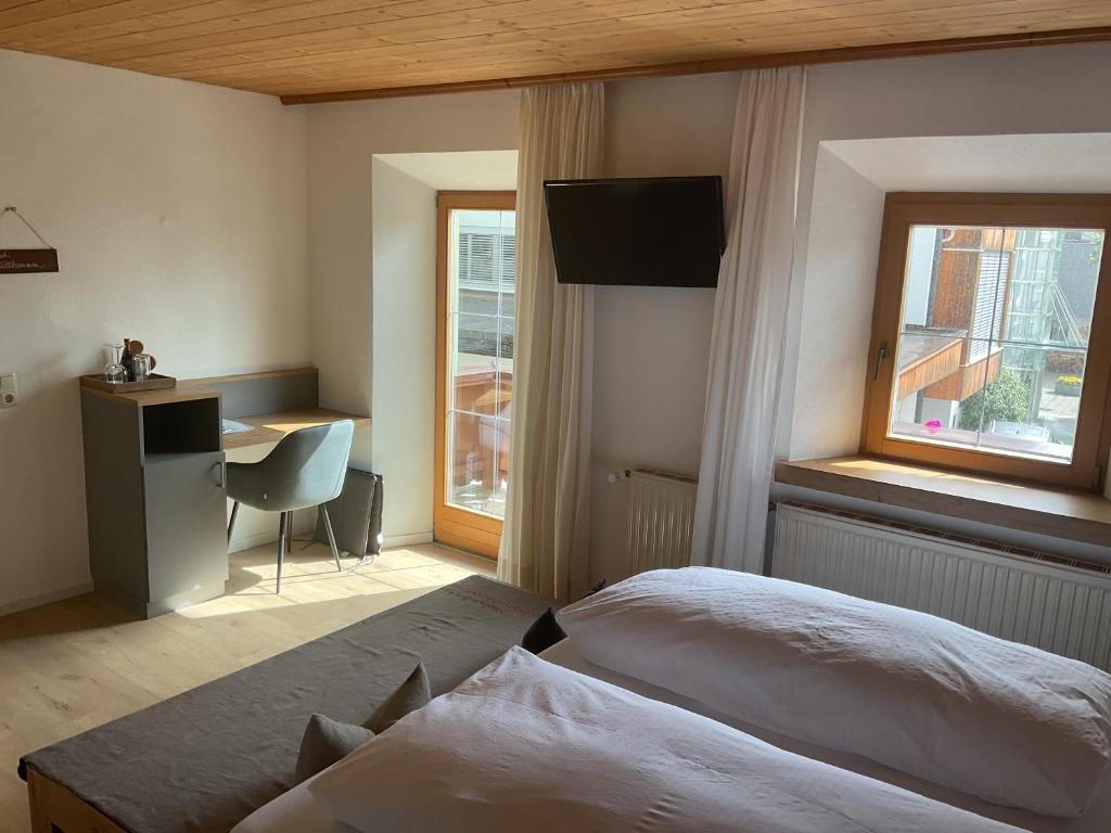 Postel nebo postele na pokoji v ubytování Landgasthof Dorfstadl