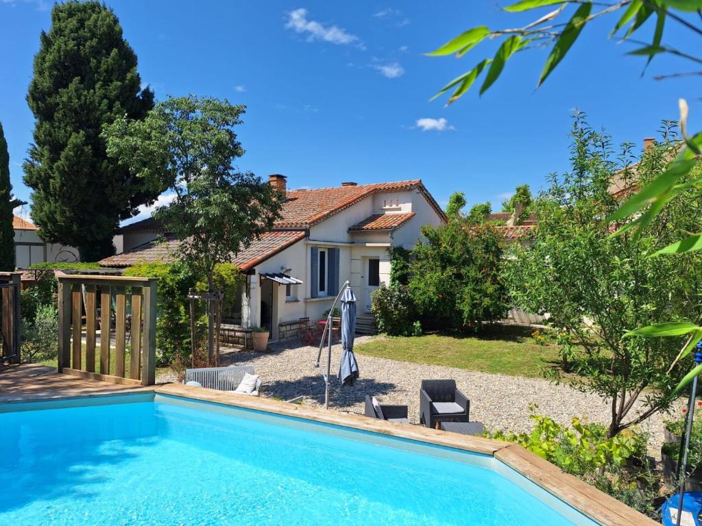 une piscine devant une maison dans l'établissement Maison avec piscine dans village provençal., à Courthézon