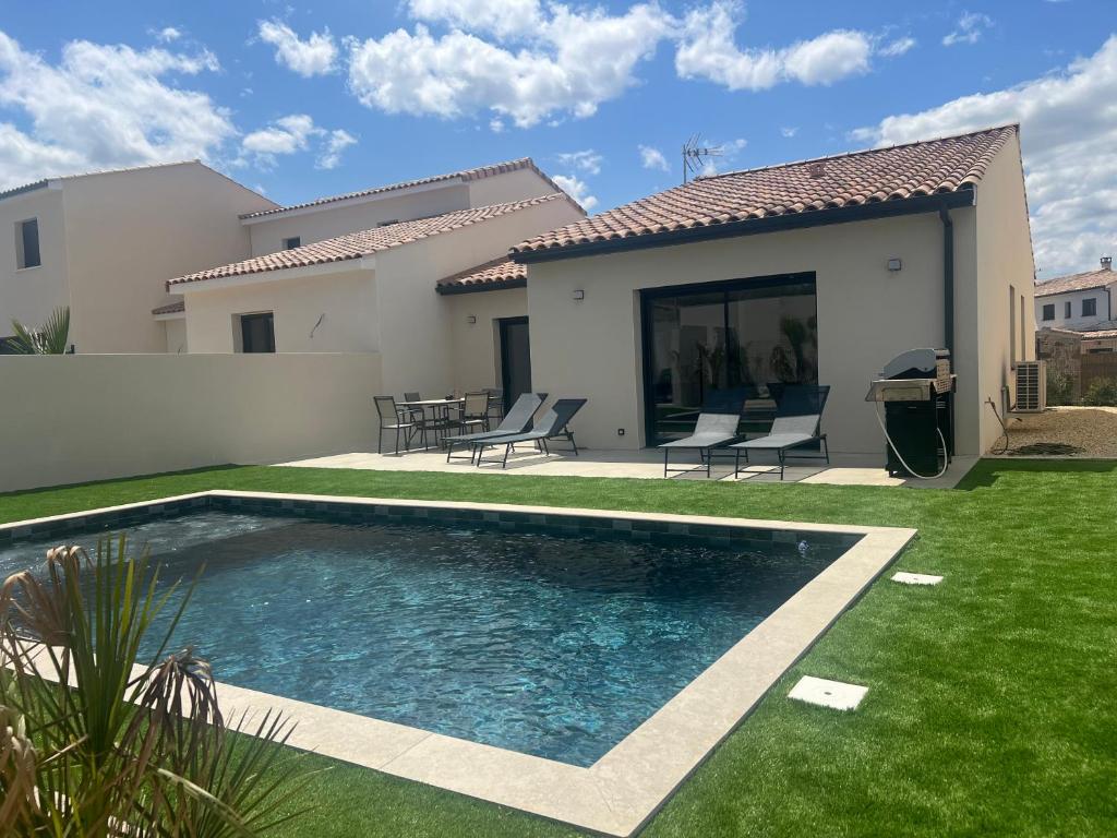 une piscine dans l'arrière-cour d'une maison dans l'établissement Villa Soleada, à Lespignan