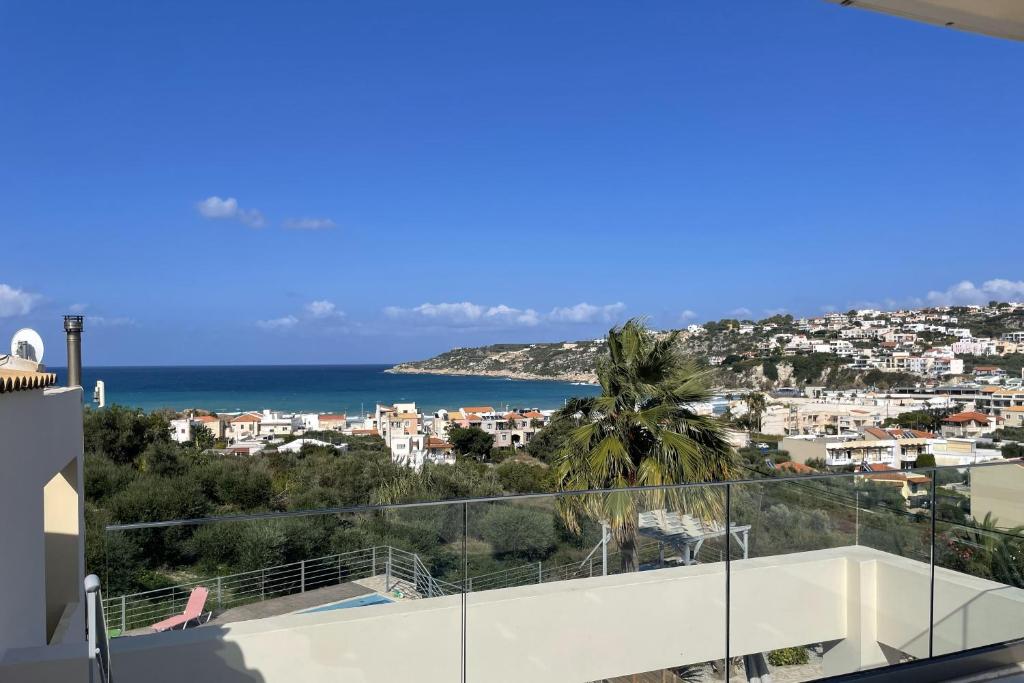 vistas al océano desde el balcón de una casa en Sea view Apartment 5 with roof top terrace, Almyrida en Almirida