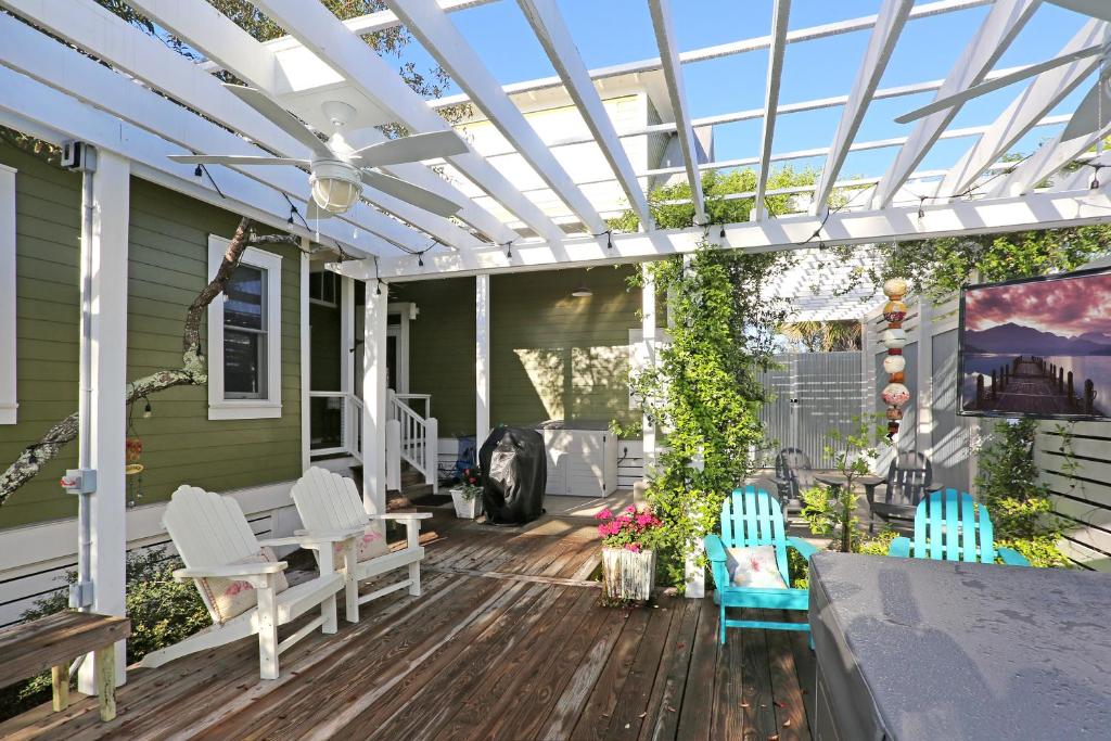 高地景观Slice of Heaven by Pristine Properties Vacation Rentals的房屋内带白色凉棚的天井