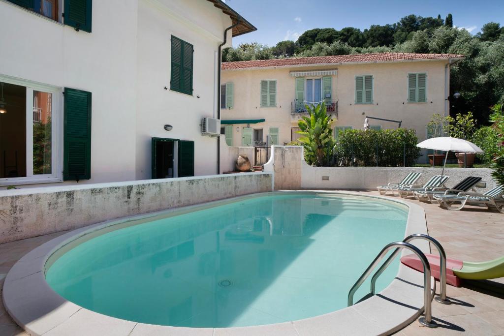 een zwembad voor een huis bij Villa Mistral in San Bartolomeo al Mare