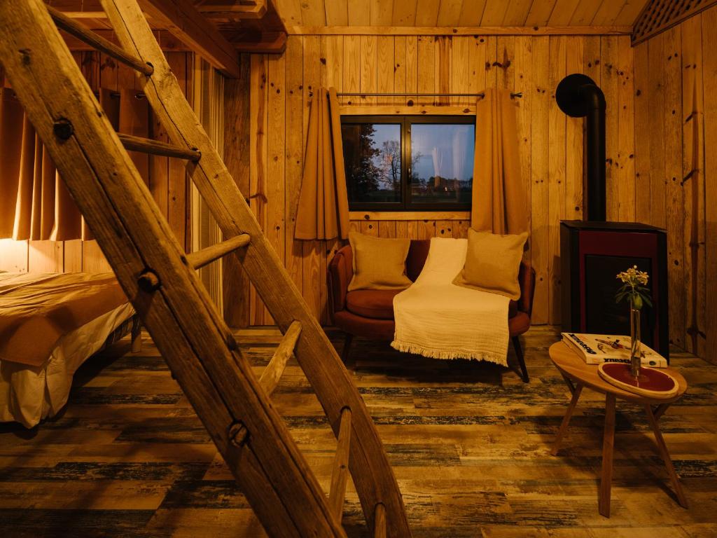 Posezení v ubytování Les Cabanes Du Lizon