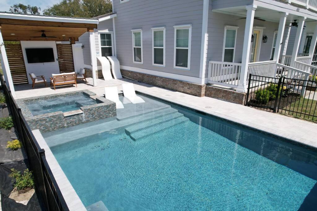 Πισίνα στο ή κοντά στο Walk to Beach with Heated Pool Spa views & oak trees