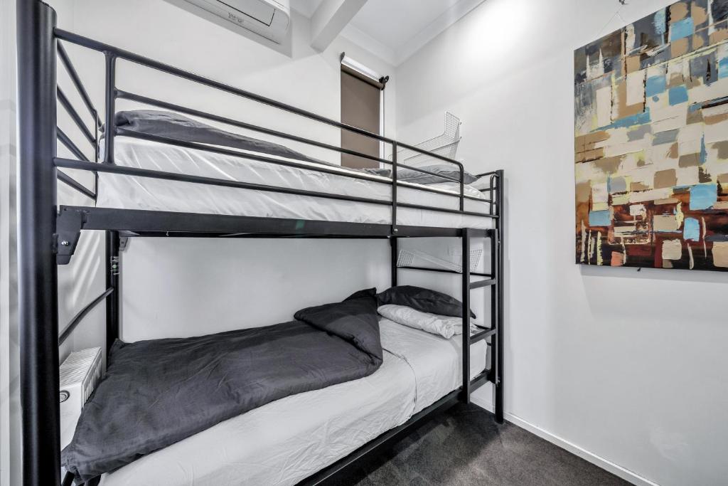 - deux lits superposés dans une chambre dans l'établissement Grosvenor 3121 Richmond, à Melbourne