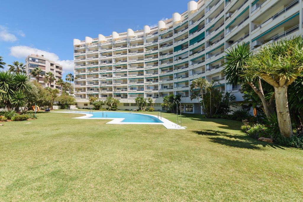 Bazén v ubytovaní Imperator Sea Views Apartments alebo v jeho blízkosti
