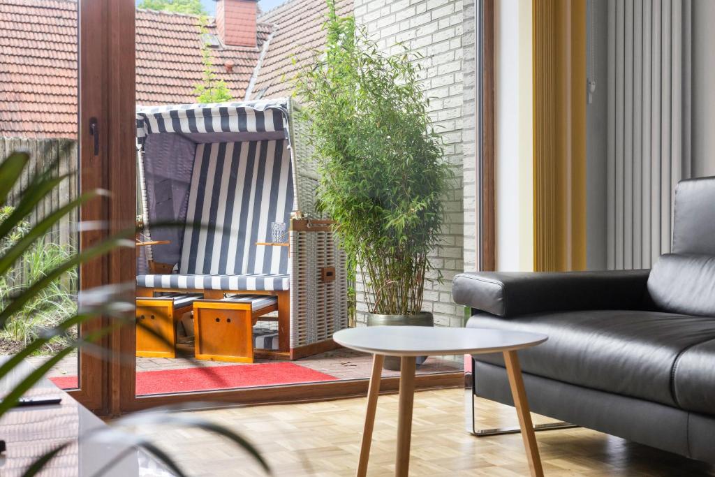 ハーゼリュンネにあるSuiten - Appartement by Studio Livingのソファとテーブルのあるリビングルーム