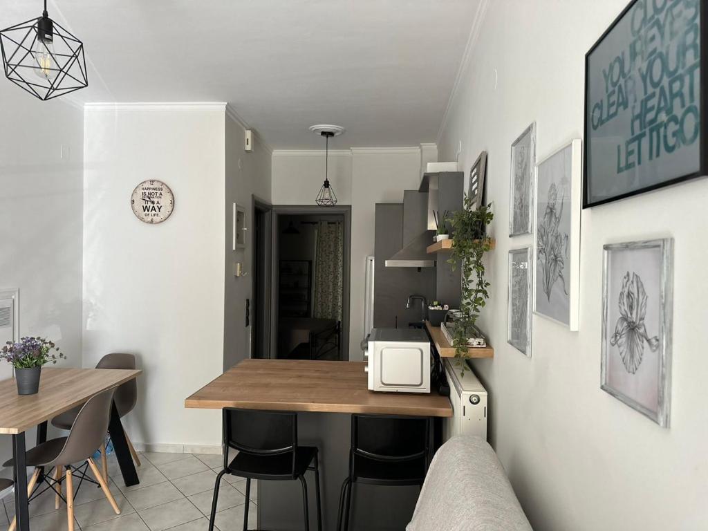- une cuisine et une salle à manger avec une table et des chaises dans l'établissement Iris Apartment Nafpaktos, à Naupacte