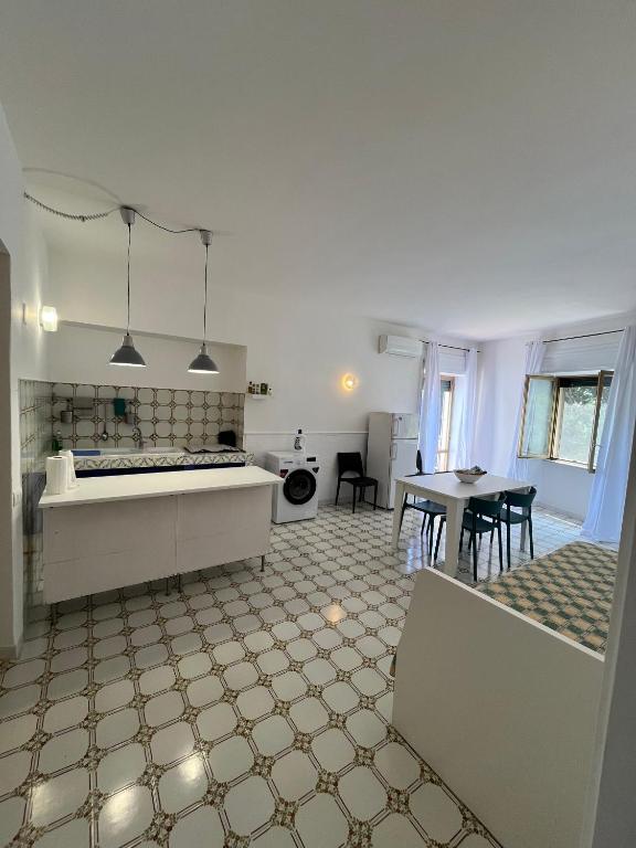 Кухня или мини-кухня в House On The sea Amalfi Coast

