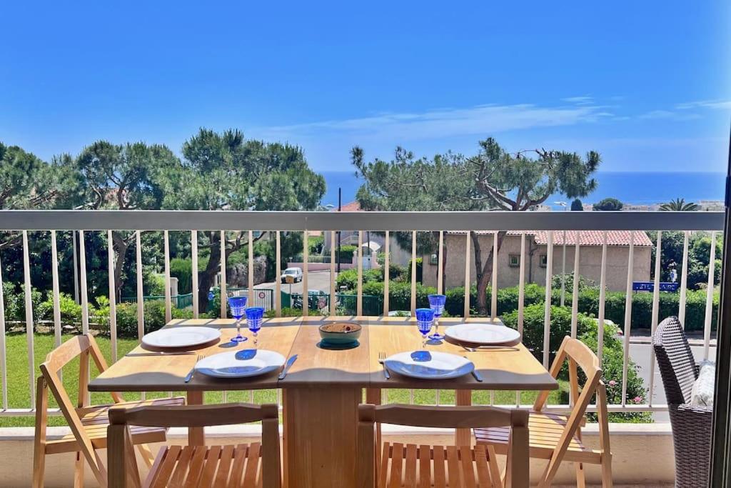 - une table sur un balcon avec vue sur l'océan dans l'établissement L'Horizon, à Nice